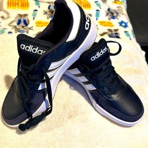 Adidas men’s sneakers black leather Size 8 New Witbout box